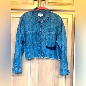💙AMERICAN EAGLE 💙CROPPED DENIM SHIRT SIZE LARGE/EXTRA LARGE